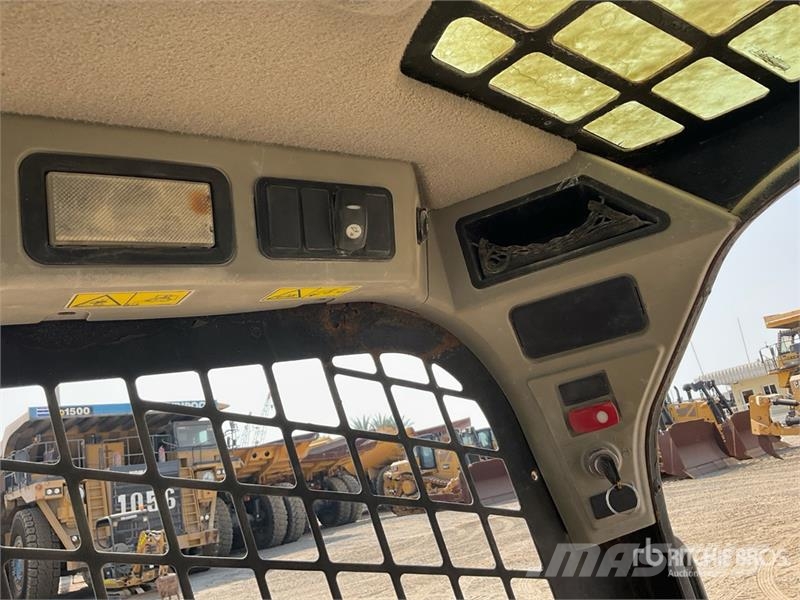 CAT 239D لوادر انزلاقية التوجيه