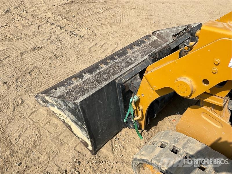 CAT 239D لوادر انزلاقية التوجيه