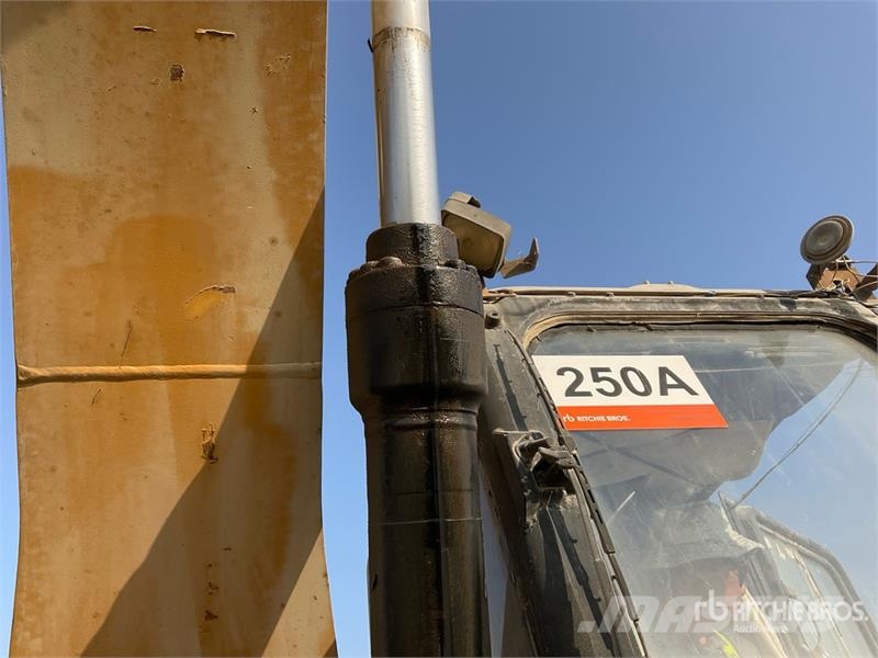 CAT 320D Tracked Excavator Гусеничні екскаватори