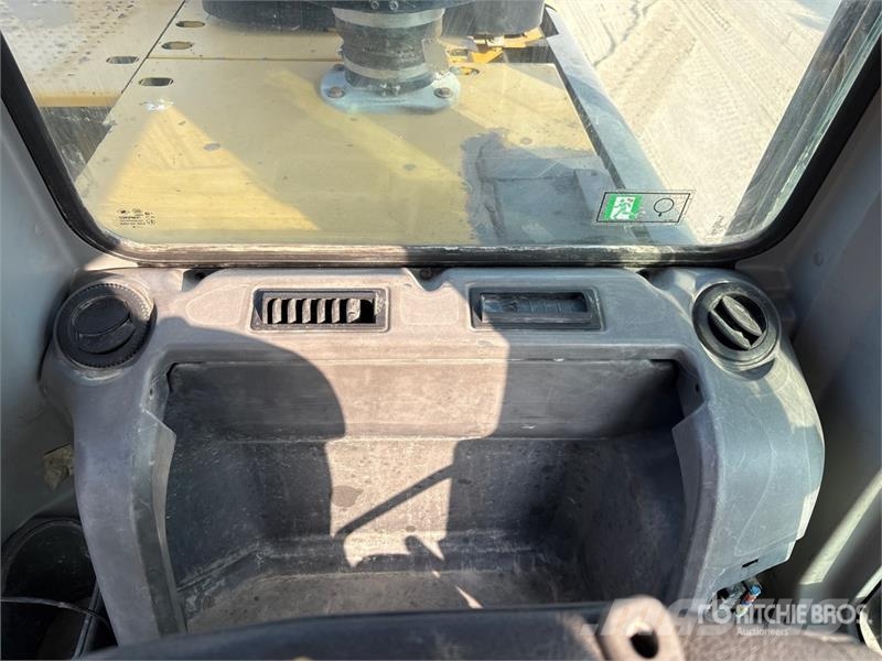 CAT 340D2L Tracked Excavator حفارات زحافة