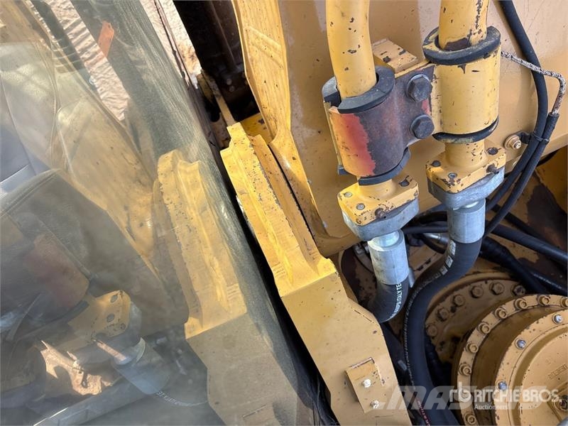 CAT 340D2L Tracked Excavator حفارات زحافة