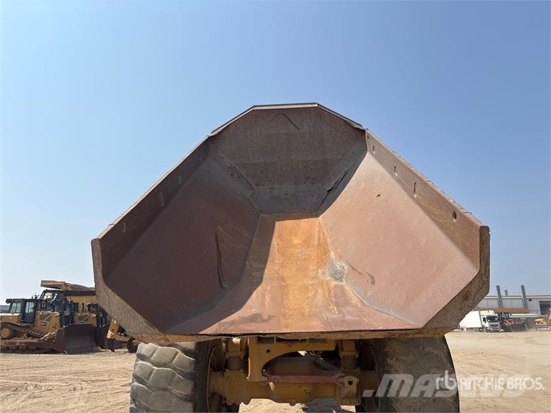 CAT 740 ساحبات مفصلية