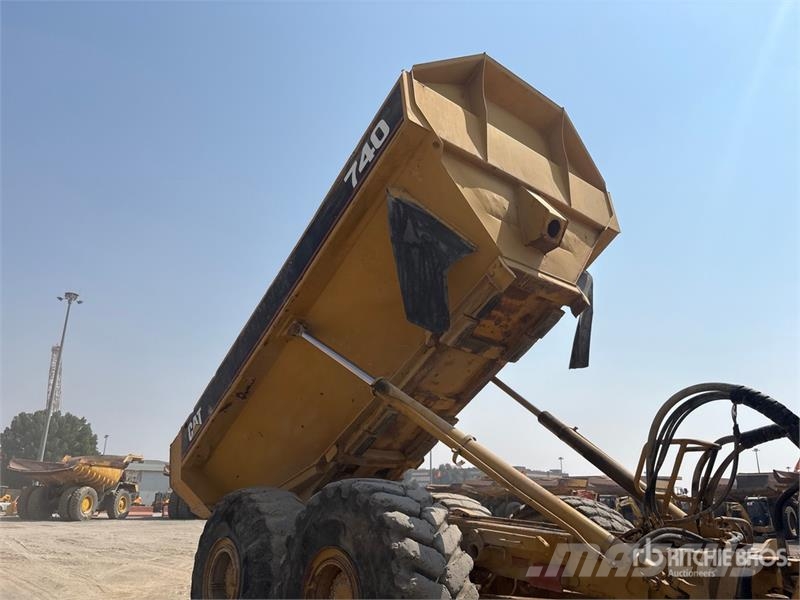 CAT 740 ساحبات مفصلية