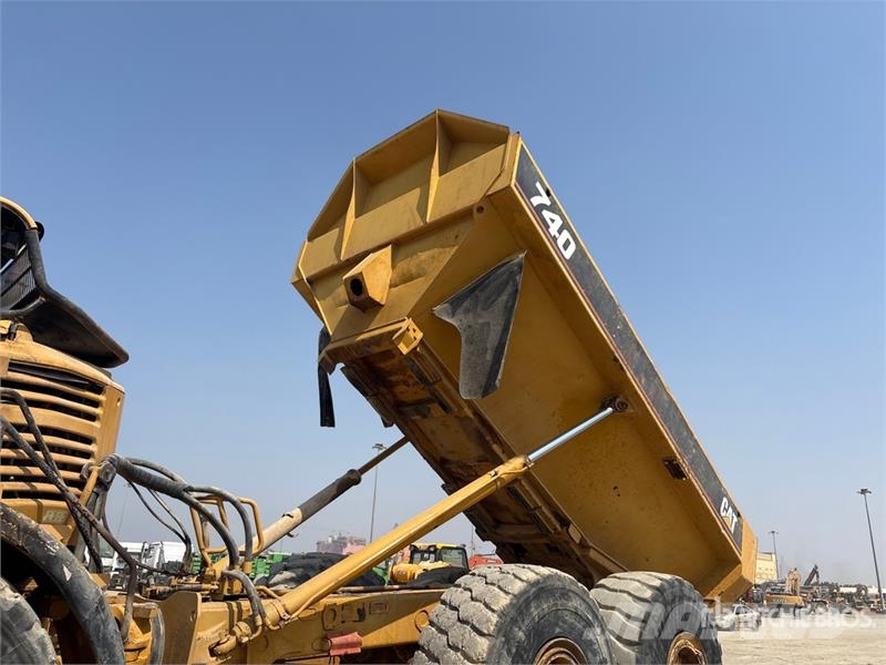 CAT 740 ساحبات مفصلية