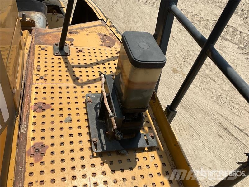 CAT 745C Dumper - Knickgelenk