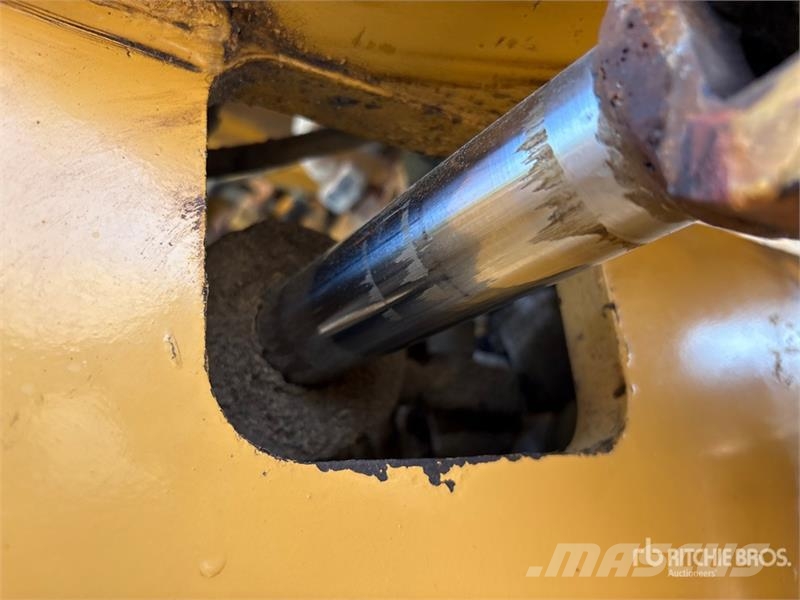 CAT CS-533E Smooth Drum Compactor مداحل أحادية الأسطوانة