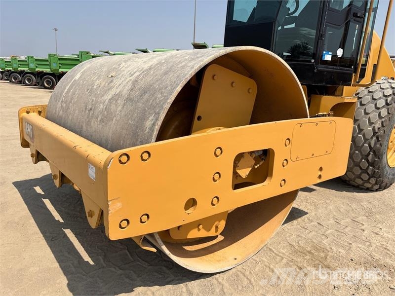 CAT CS-533E Smooth Drum Compactor مداحل أحادية الأسطوانة