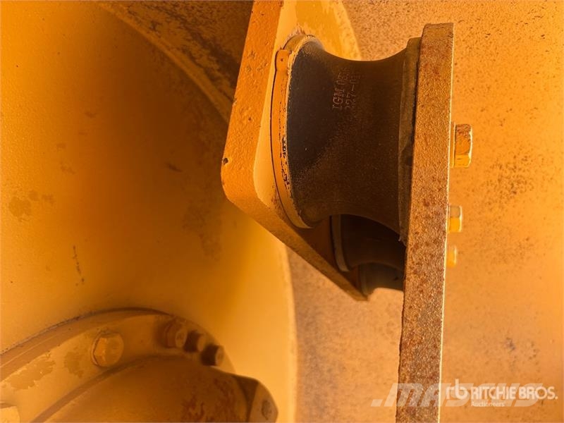 CAT CS-533E Smooth Drum Compactor مداحل أحادية الأسطوانة
