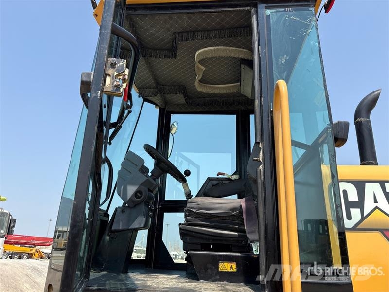 CAT CS-533E Smooth Drum Compactor مداحل أحادية الأسطوانة