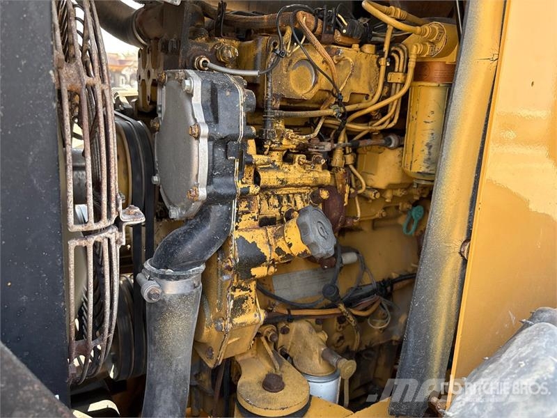 CAT CS-533E Smooth Drum Compactor مداحل أحادية الأسطوانة