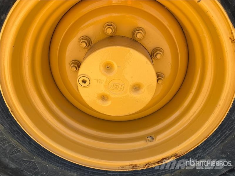CAT CS-533E Smooth Drum Compactor مداحل أحادية الأسطوانة