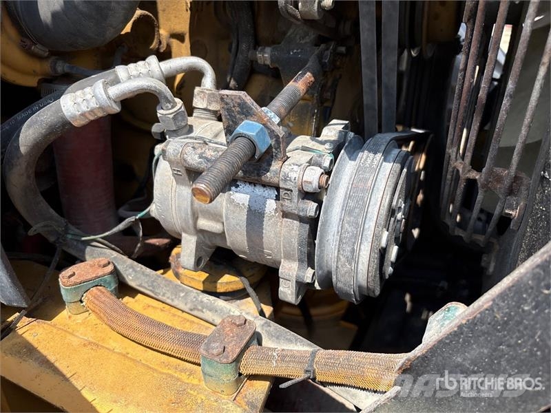 CAT CS-533E Smooth Drum Compactor مداحل أحادية الأسطوانة