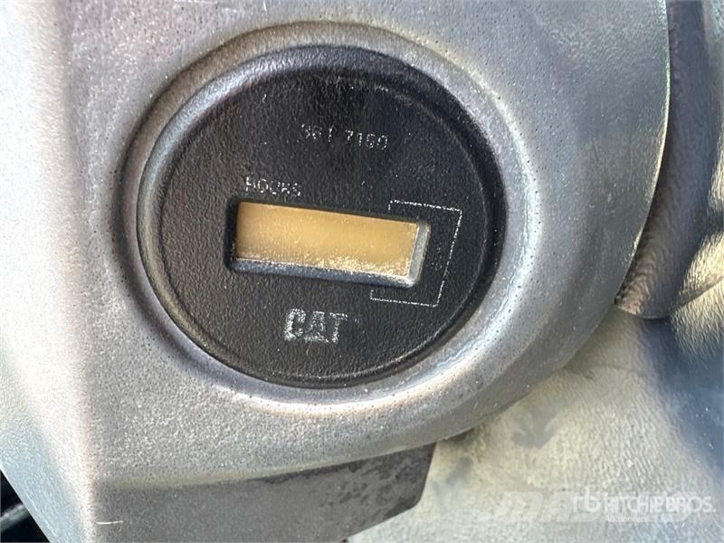 CAT CS-533E Smooth Drum Compactor مداحل أحادية الأسطوانة