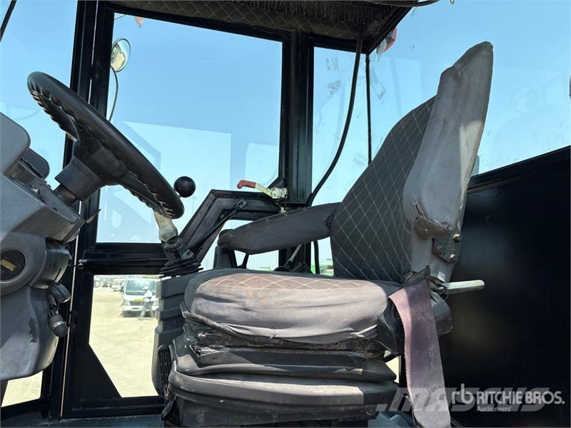 CAT CS-533E Smooth Drum Compactor مداحل أحادية الأسطوانة