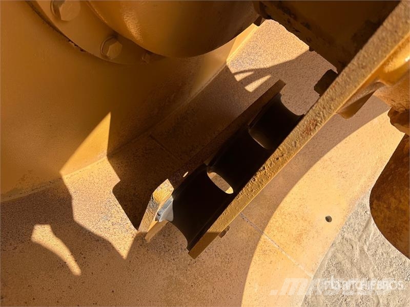 CAT CS-533E Smooth Drum Compactor مداحل أحادية الأسطوانة