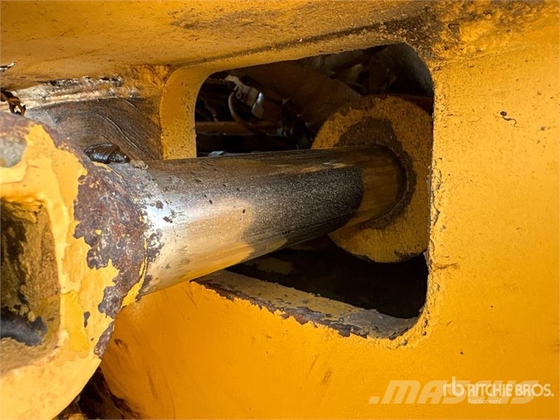 CAT CS-533E Smooth Drum Compactor مداحل أحادية الأسطوانة