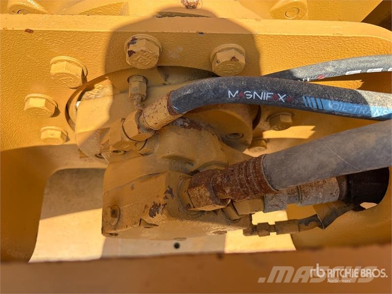 CAT CS-533E Smooth Drum Compactor مداحل أحادية الأسطوانة