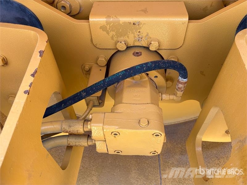 CAT CS-533E Smooth Drum Compactor مداحل أحادية الأسطوانة
