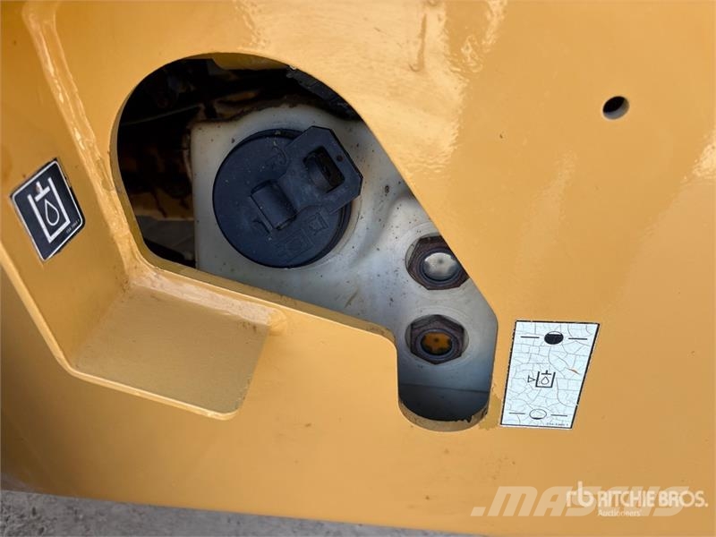 CAT CS-533E Smooth Drum Compactor مداحل أحادية الأسطوانة