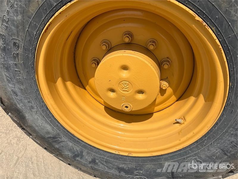 CAT CS-533E Smooth Drum Compactor مداحل أحادية الأسطوانة