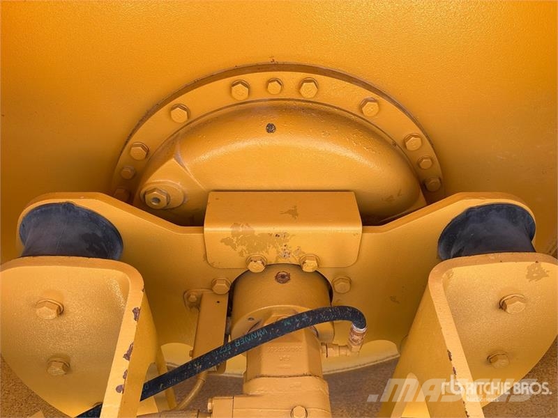 CAT CS-533E Smooth Drum Compactor مداحل أحادية الأسطوانة