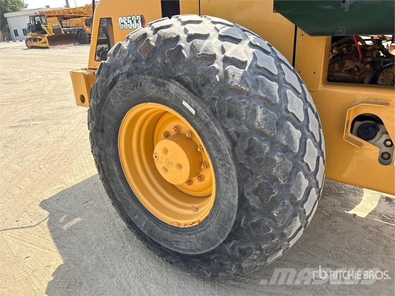 CAT CS-533E Smooth Drum Compactor مداحل أحادية الأسطوانة