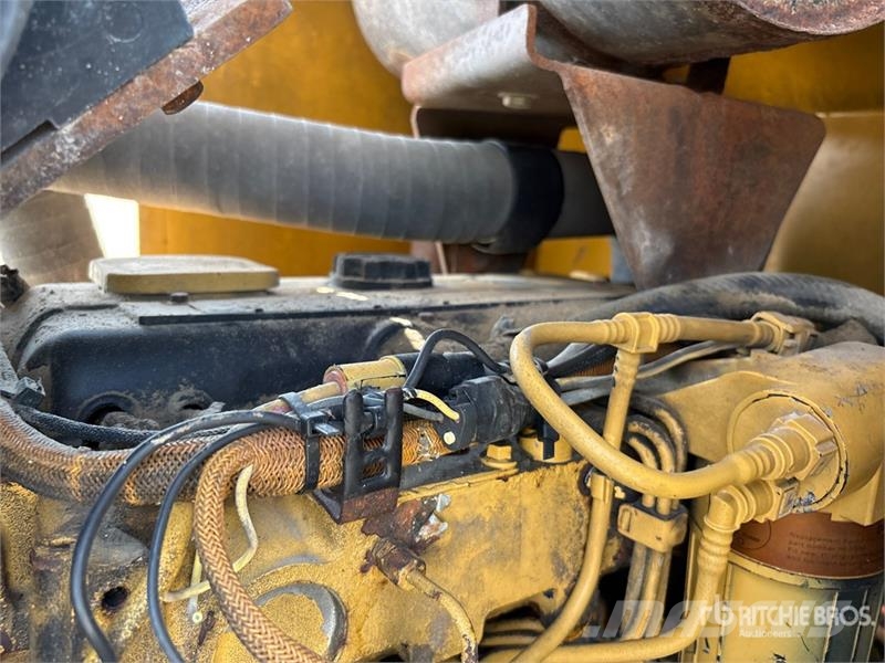 CAT CS-533E Smooth Drum Compactor مداحل أحادية الأسطوانة
