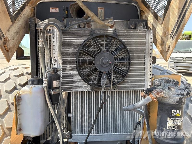 CAT CS-533E Smooth Drum Compactor مداحل أحادية الأسطوانة