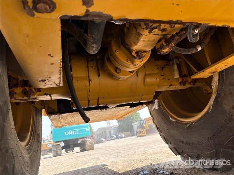 CAT CS-533E Smooth Drum Compactor مداحل أحادية الأسطوانة