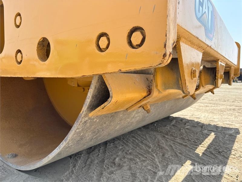 CAT CS-533E Smooth Drum Compactor مداحل أحادية الأسطوانة