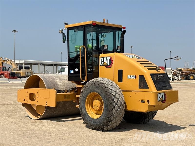 CAT CS-533E Smooth Drum Compactor مداحل أحادية الأسطوانة