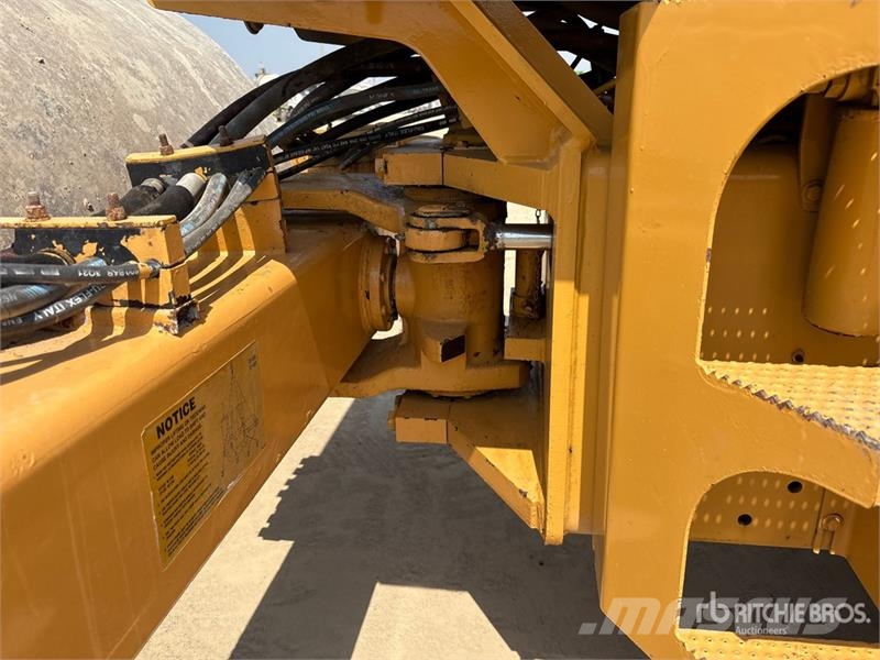 CAT CS-533E Smooth Drum Compactor مداحل أحادية الأسطوانة