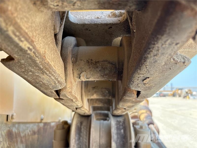 CAT D8R بلدوزرات مجنزرة
