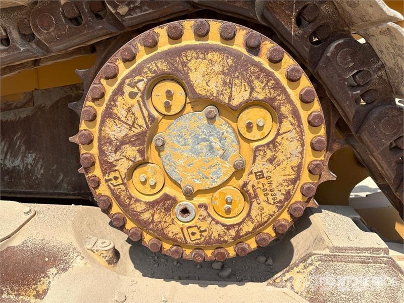 CAT D8R بلدوزرات مجنزرة
