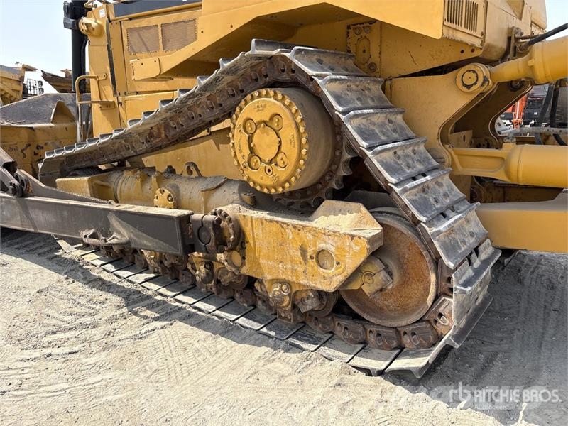 CAT D8R بلدوزرات مجنزرة