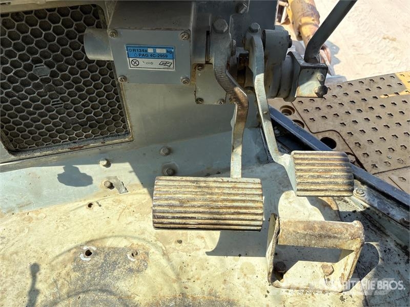 CAT D8R بلدوزرات مجنزرة