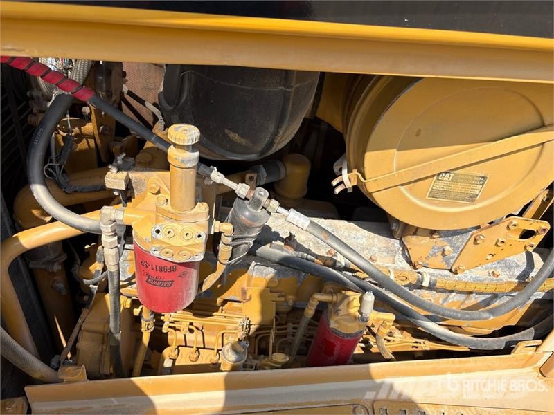 CAT D8R بلدوزرات مجنزرة