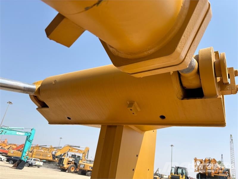 CAT D8R بلدوزرات مجنزرة
