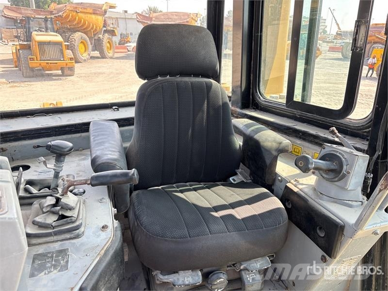 CAT D8R بلدوزرات مجنزرة