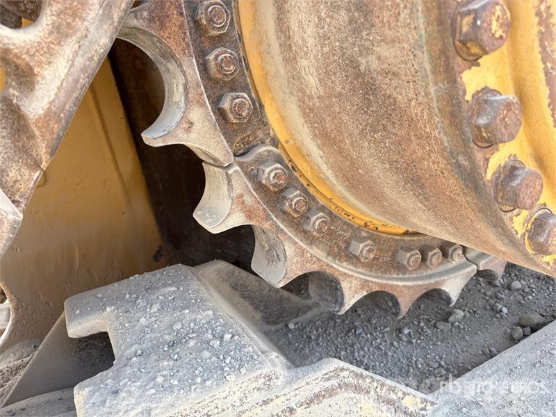 CAT D8R بلدوزرات مجنزرة