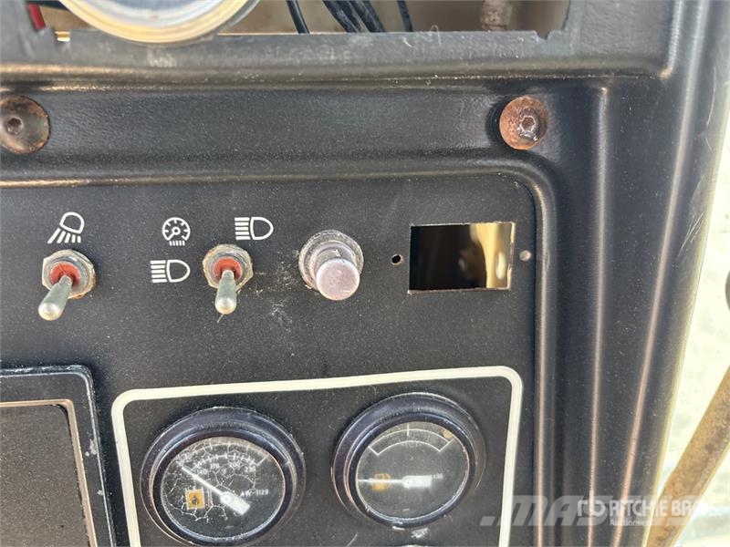 CAT D8R بلدوزرات مجنزرة
