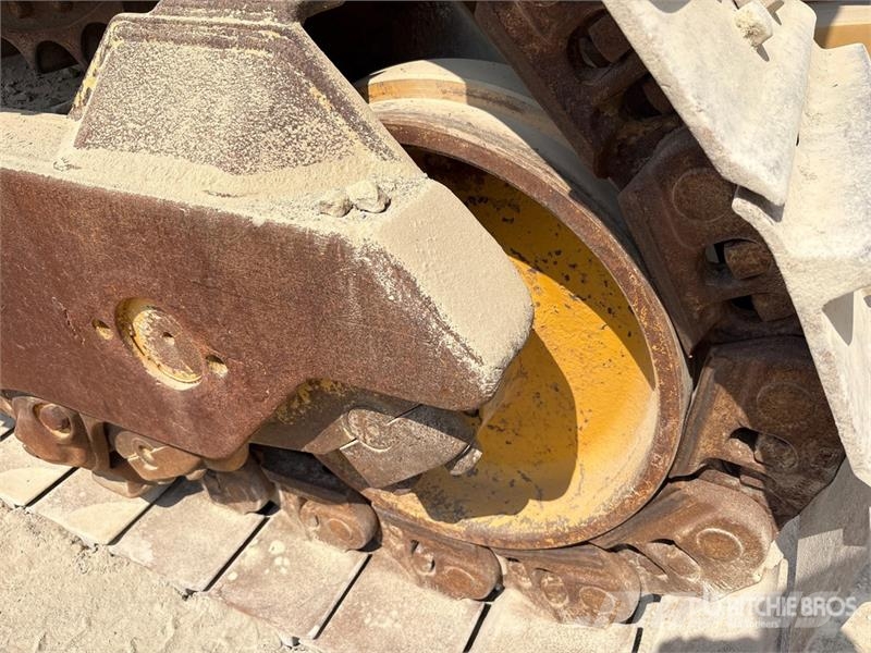 CAT D8R بلدوزرات مجنزرة
