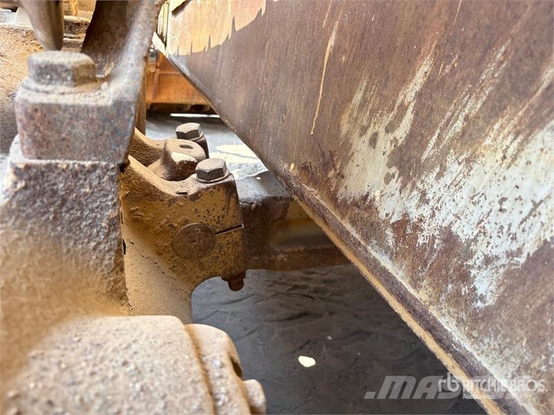 CAT D8R بلدوزرات مجنزرة