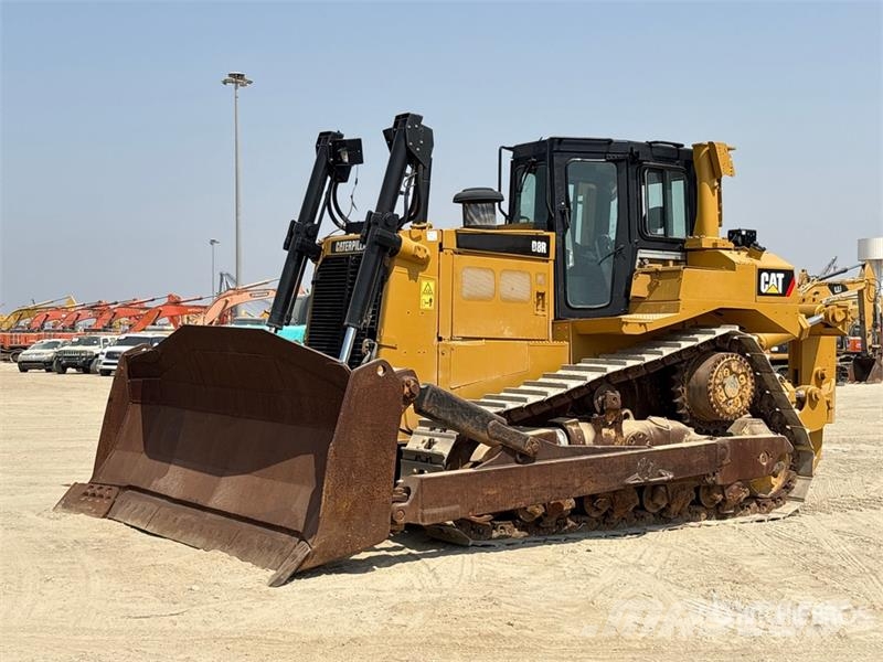 CAT D8R بلدوزرات مجنزرة