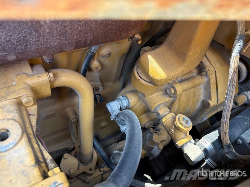 CAT D8R بلدوزرات مجنزرة
