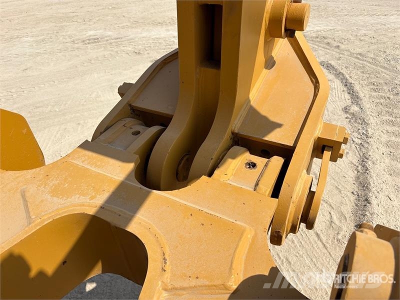 CAT D8R بلدوزرات مجنزرة