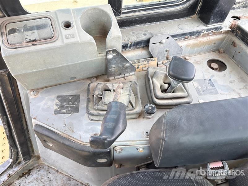 CAT D8R بلدوزرات مجنزرة