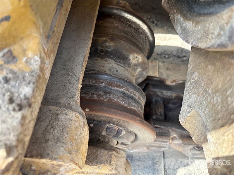 CAT D8R بلدوزرات مجنزرة