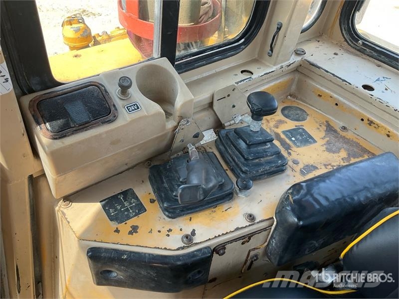 CAT D8R Buldožeri gusjeničari