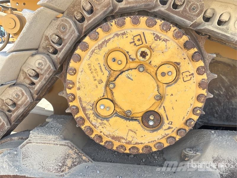 CAT D8R بلدوزرات مجنزرة